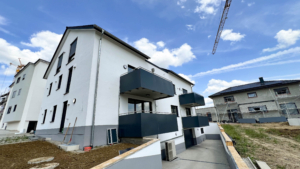 Neudenau Hausansicht Balkone & Garageneinfahrt