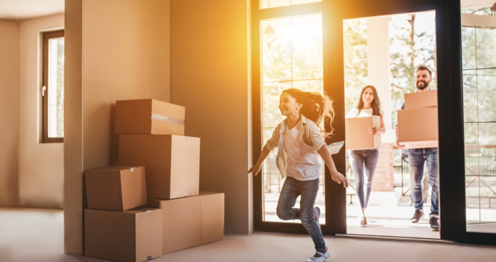 Immobilieneinzug Glückliche Familie